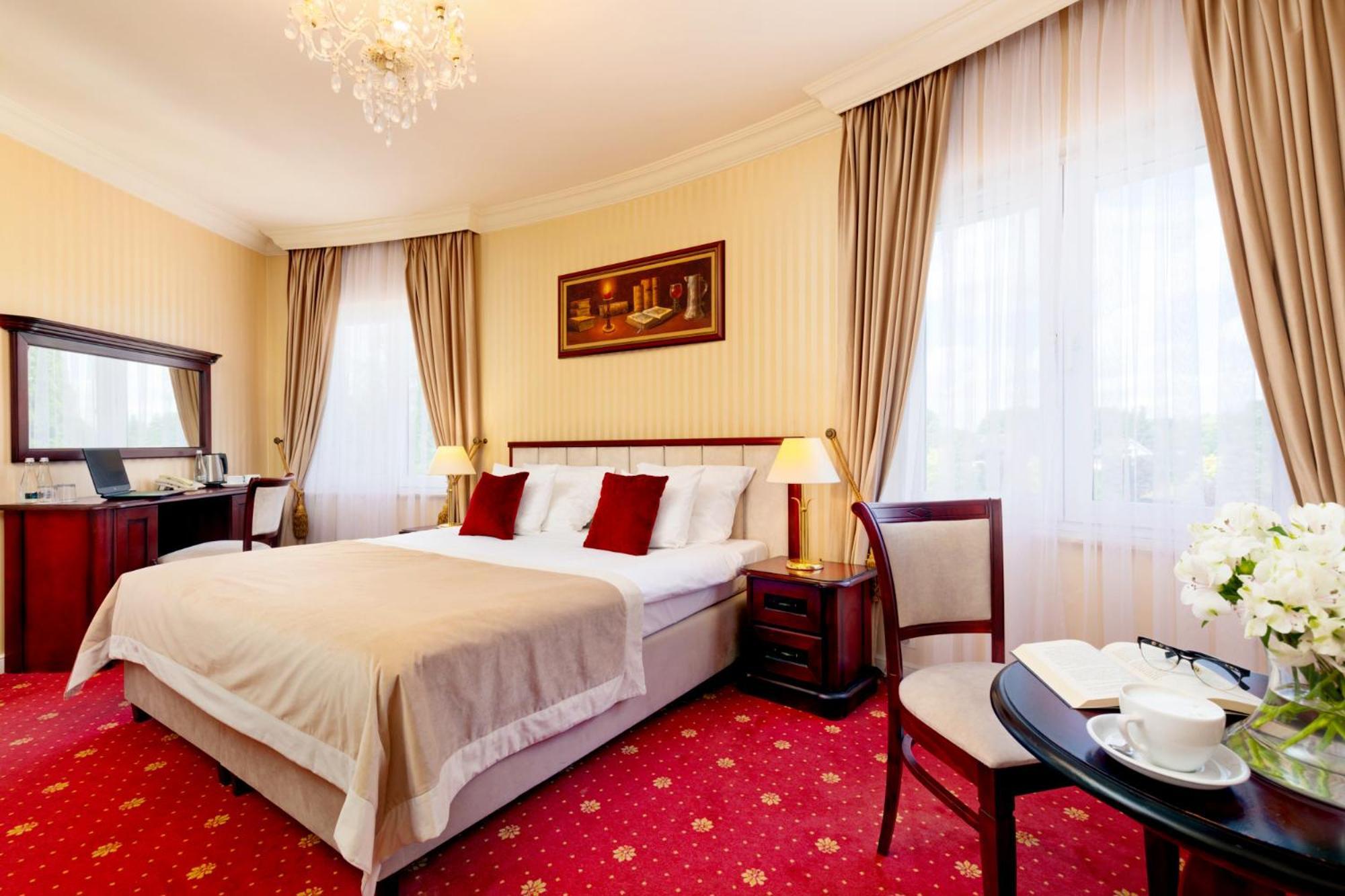 Palacyk Otrebusy Business & Spa Экстерьер фото