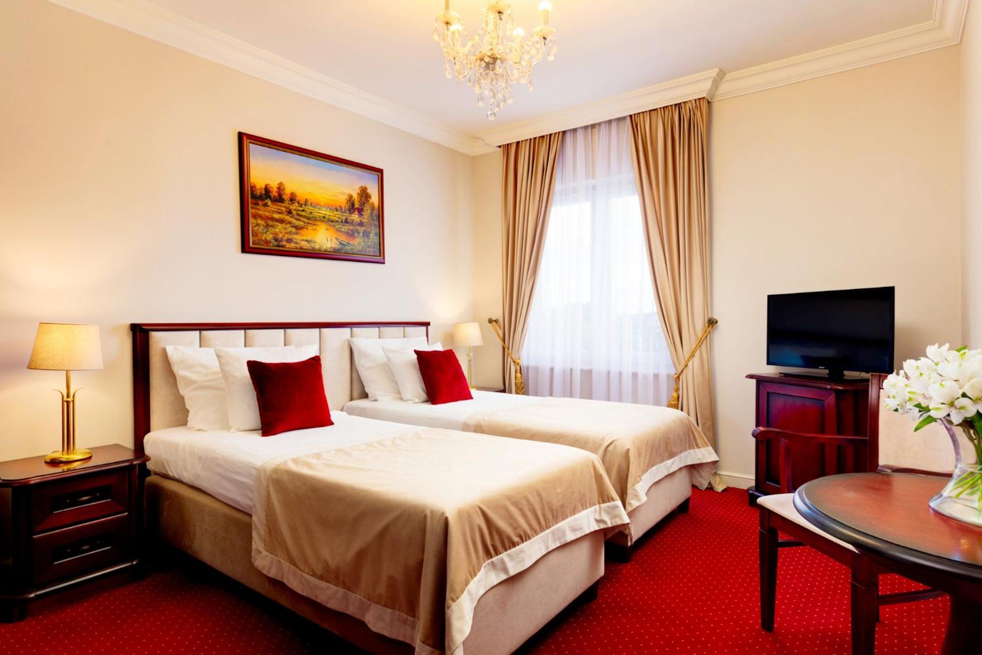 Palacyk Otrebusy Business & Spa Экстерьер фото