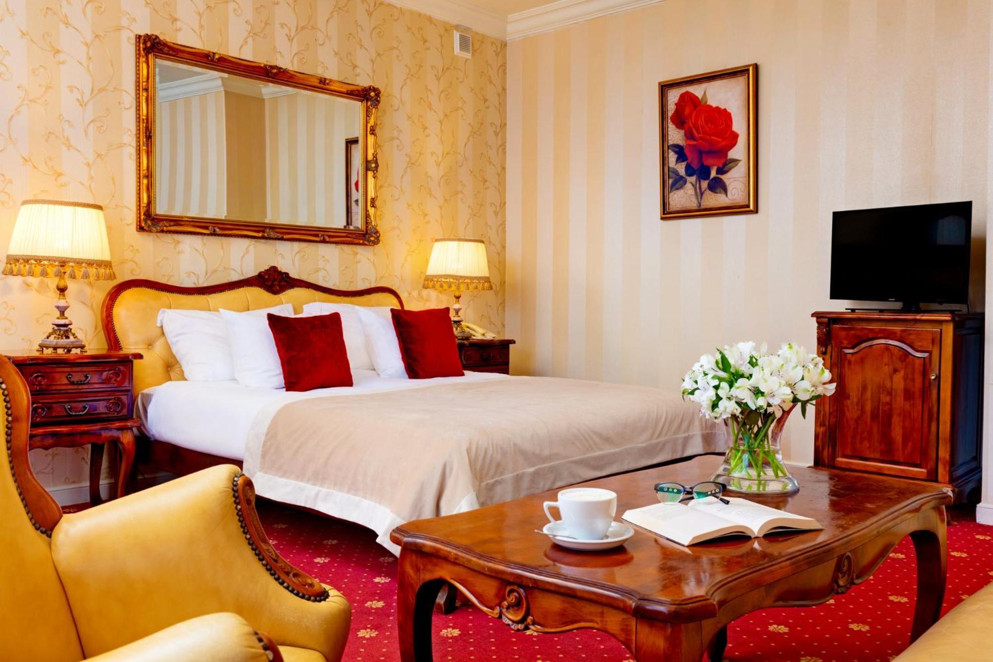 Palacyk Otrebusy Business & Spa Экстерьер фото