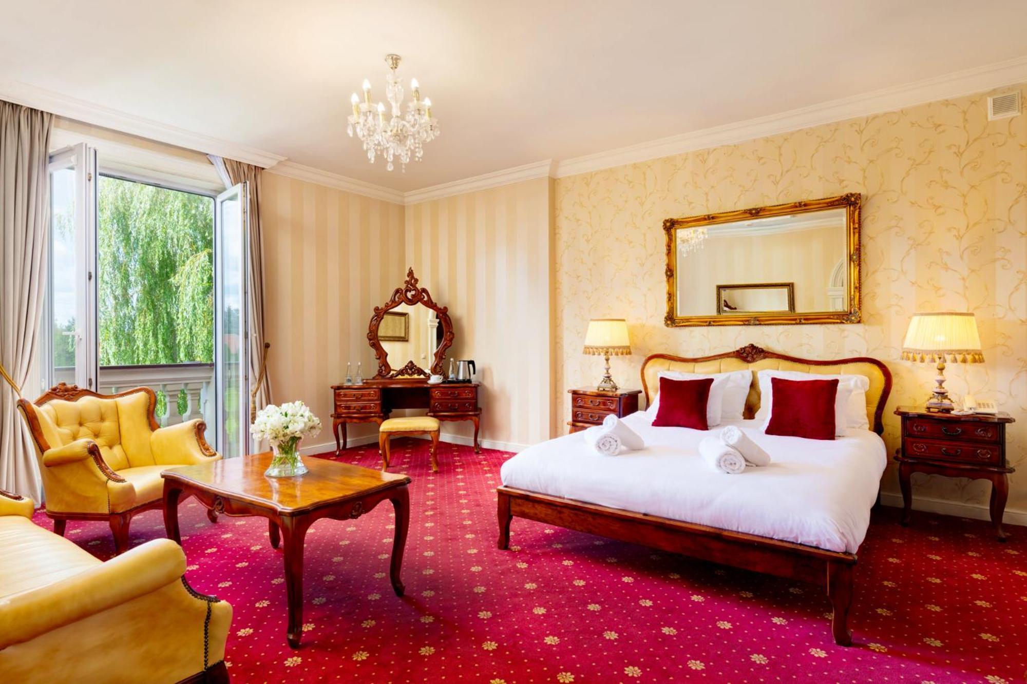 Palacyk Otrebusy Business & Spa Экстерьер фото