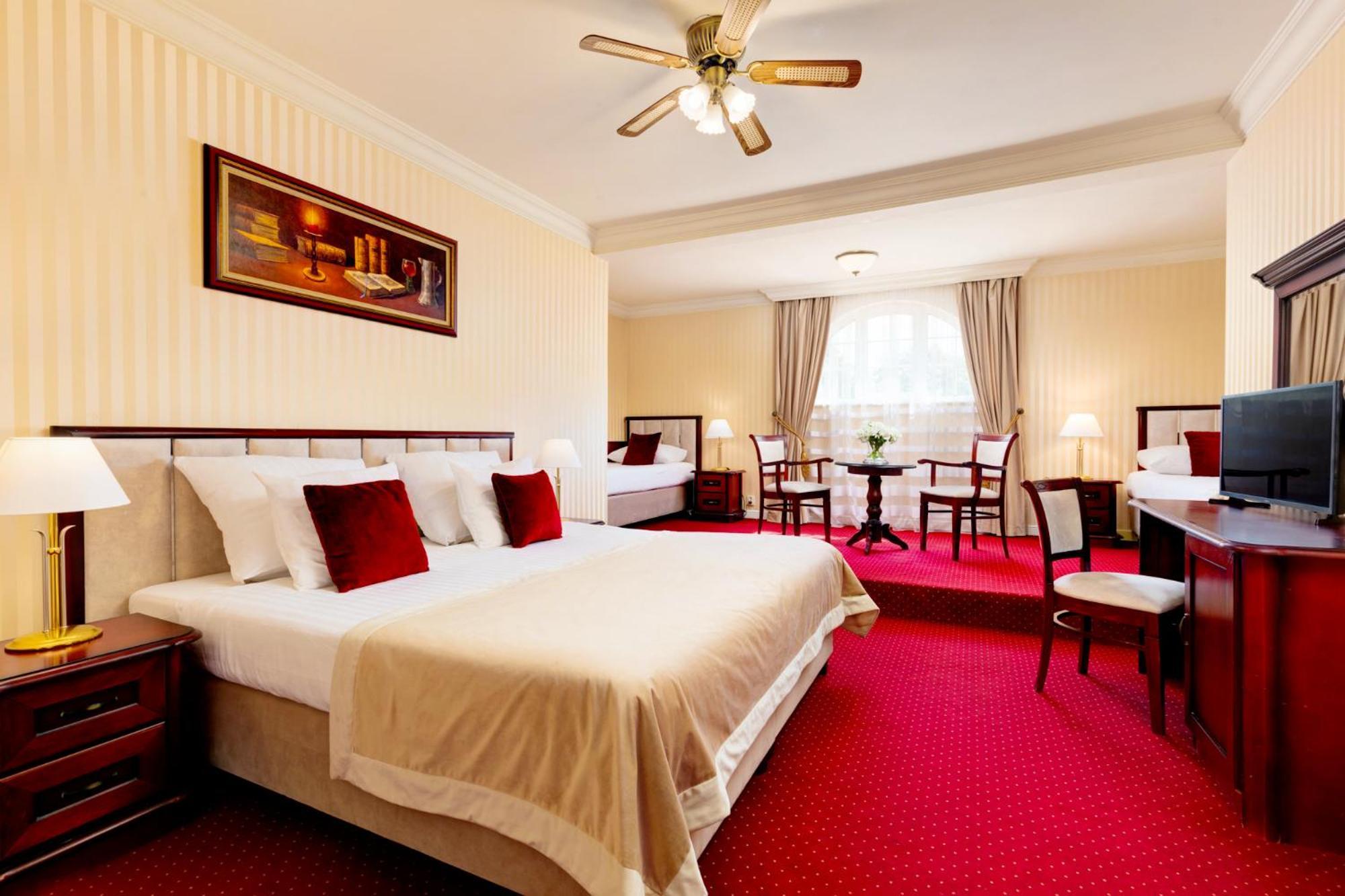 Palacyk Otrebusy Business & Spa Экстерьер фото